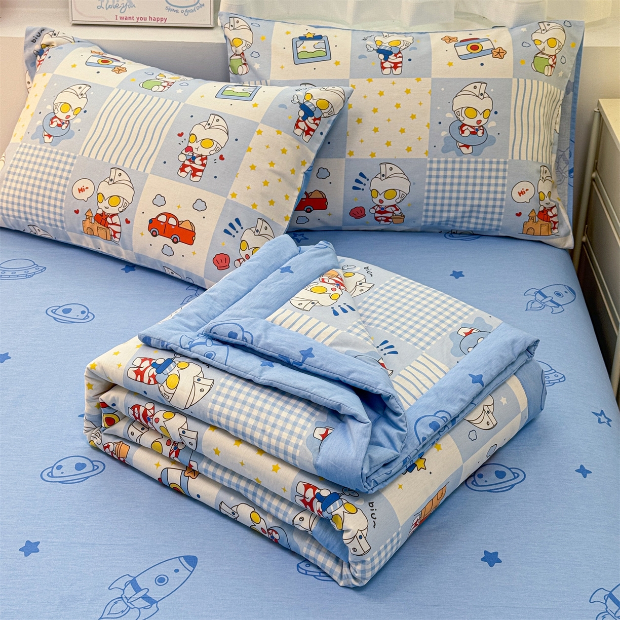 91家纺网 家纺一手货源 找家纺 名兮家居 2026新款正版授权经典奥特曼全棉夏被四件套【含防伪标】 全棉夏被-小小艾斯