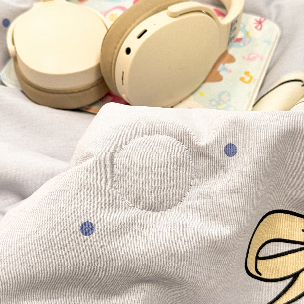 91家纺网 家纺一手货源 找家纺 名兮家居 2026新款正版授权经典奥特曼全棉夏被四件套【含防伪标】 全棉夏被-点点玉桂狗