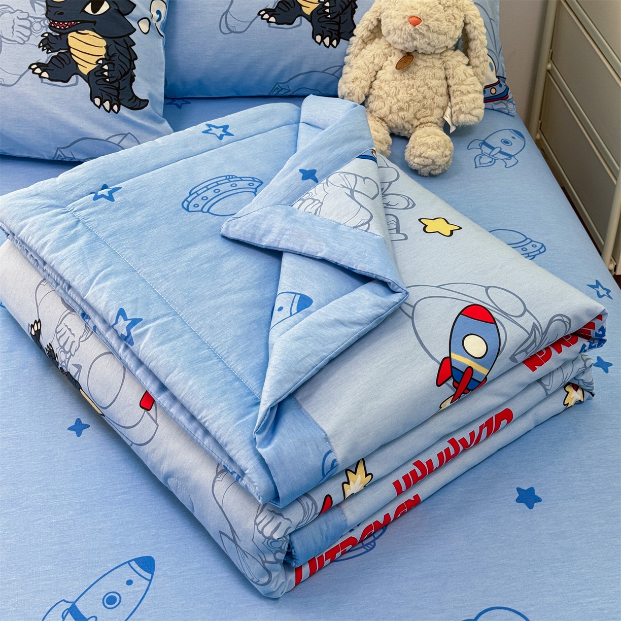 91家纺网 家纺一手货源 找家纺 名兮家居 2026新款正版授权经典奥特曼全棉夏被四件套【含防伪标】 全棉夏被-奥特勇士