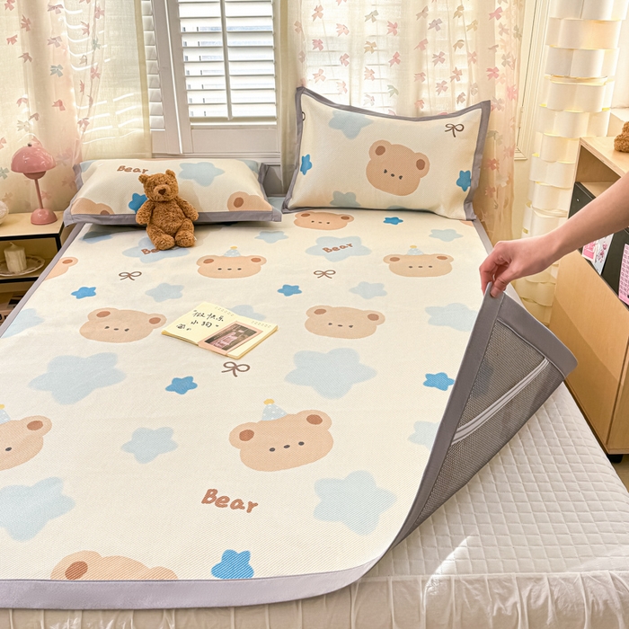 91家纺网 家纺一手货源 找家纺 川悦生活 2026新款时尚数码印花冰藤席 熊仔小歪