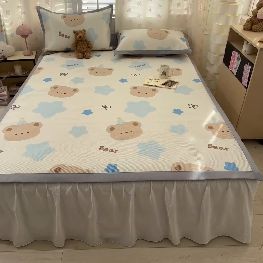 91家纺网 家纺一手货源 找家纺 川悦生活 2026新款时尚数码印花冰藤席 熊仔小歪