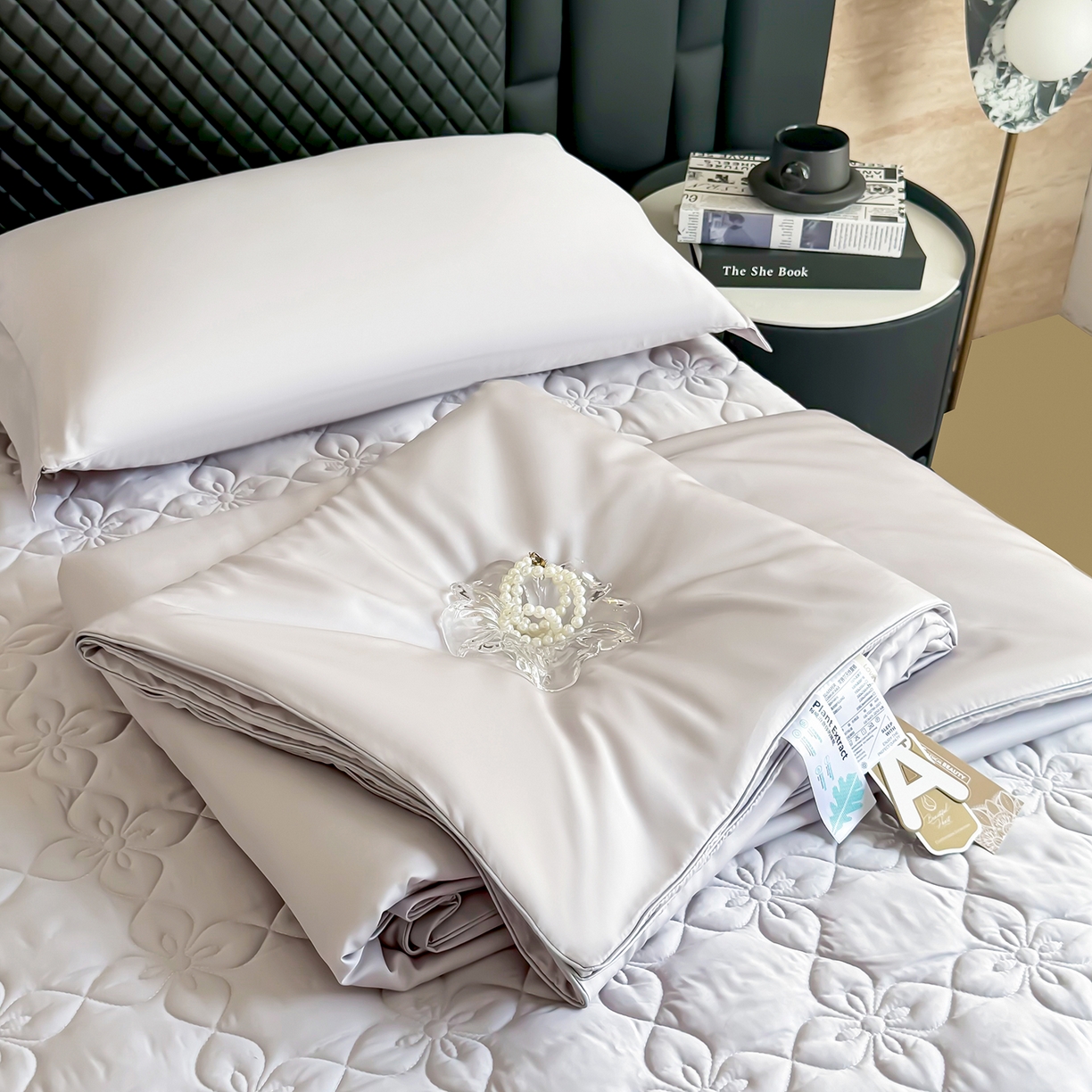 91家纺网 家纺一手货源 找家纺 三俏家纺 2026新款夏被100%莱赛尔天丝纯色床盖款夏被四件套60支天丝夏凉被 灰粉色