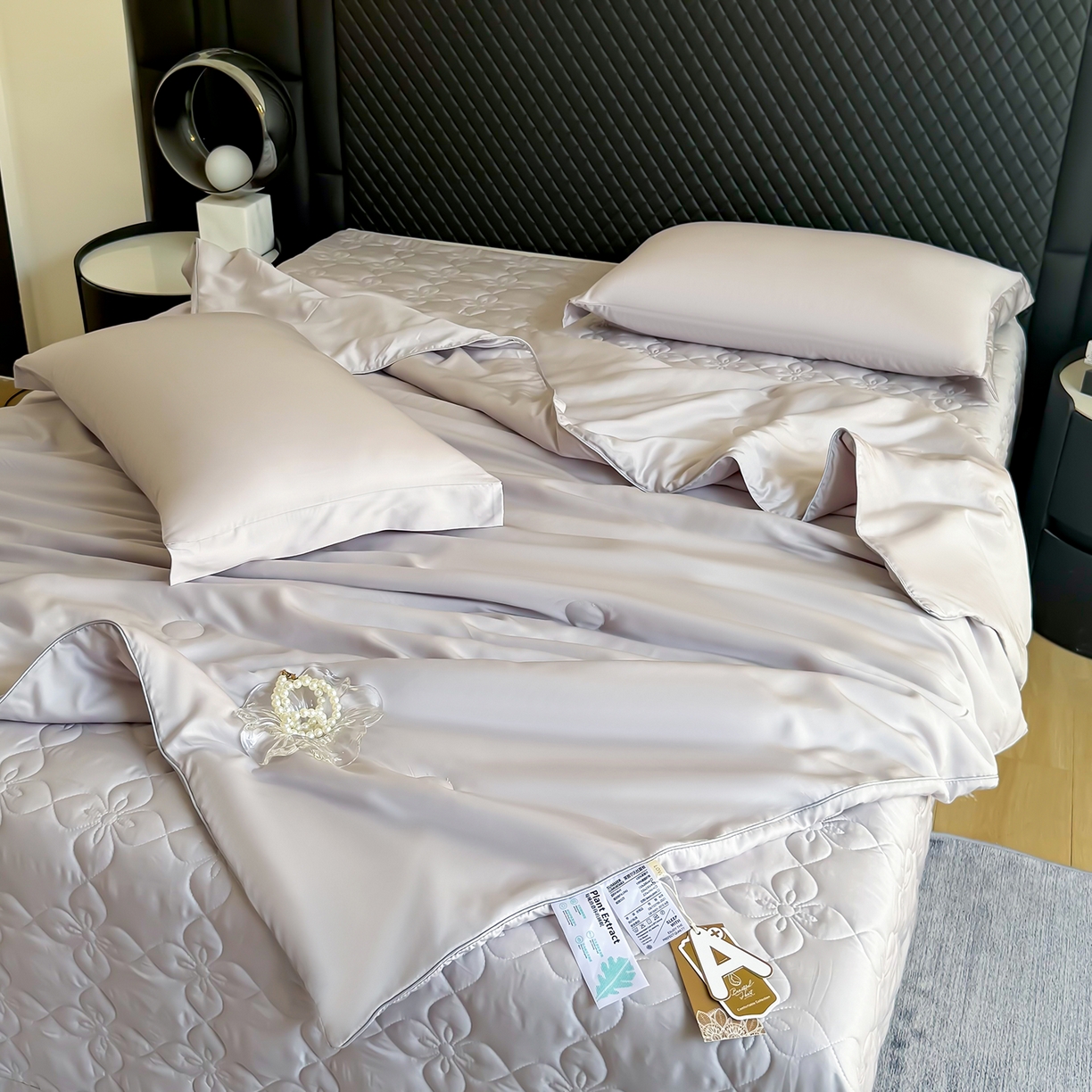 91家纺网 家纺一手货源 找家纺 三俏家纺 2026新款夏被100%莱赛尔天丝纯色床盖款夏被四件套60支天丝夏凉被 灰粉色