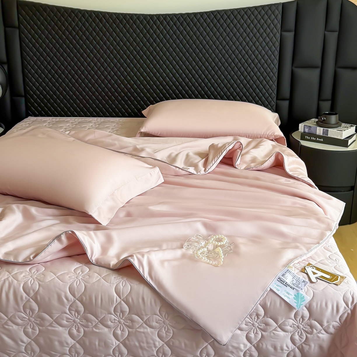 91家纺网 家纺一手货源 找家纺 三俏家纺 2026新款夏被100%莱赛尔天丝纯色床盖款夏被四件套60支天丝夏凉被 裸粉色