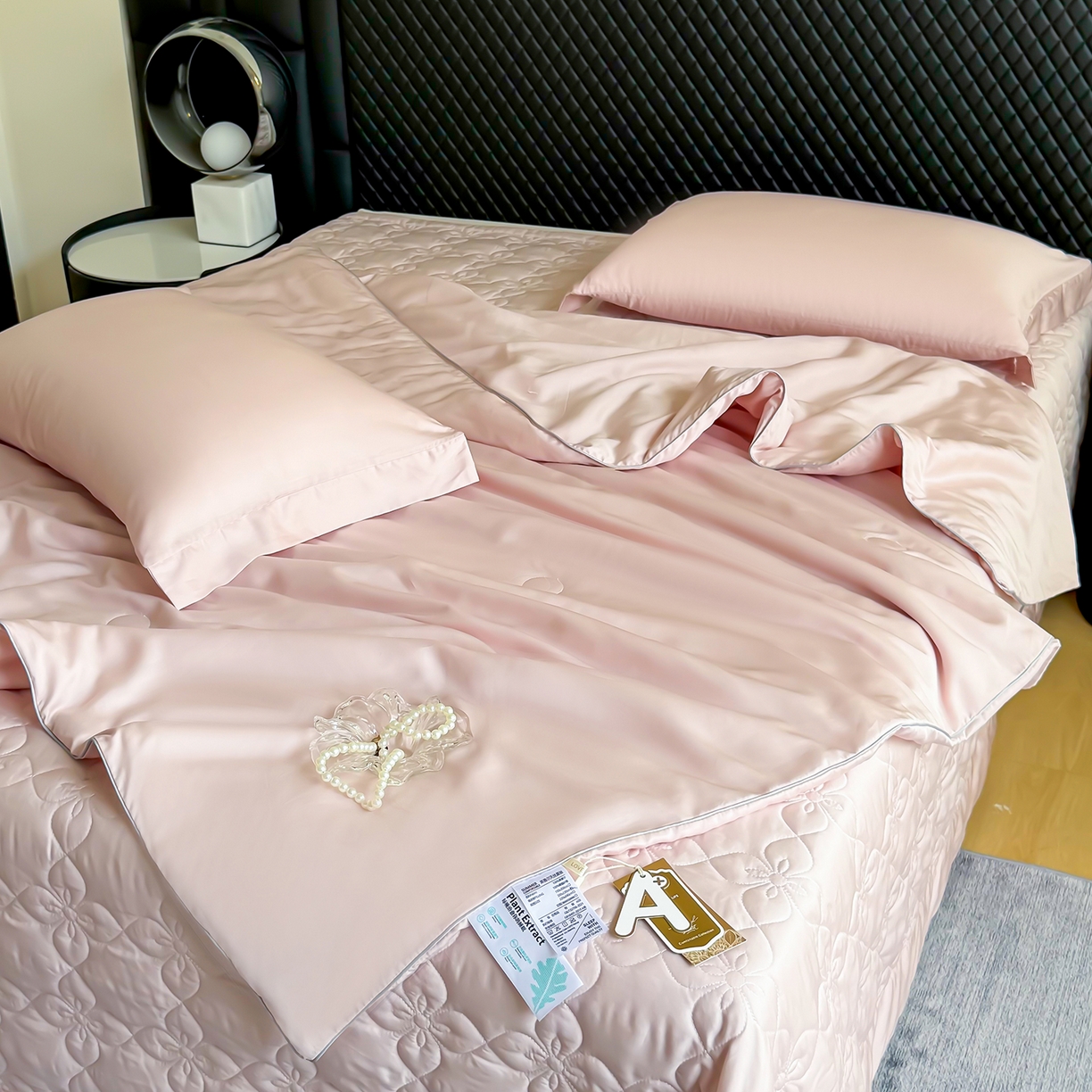 91家纺网 家纺一手货源 找家纺 三俏家纺 2026新款夏被100%莱赛尔天丝纯色床盖款夏被四件套60支天丝夏凉被 裸粉色