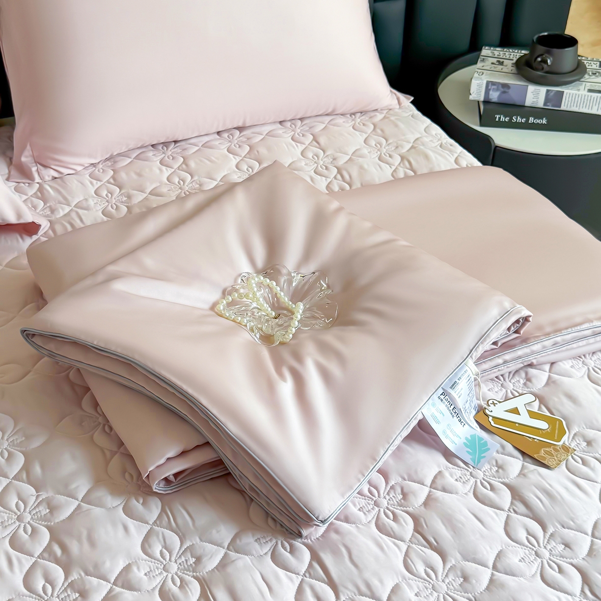 91家纺网 家纺一手货源 找家纺 三俏家纺 2026新款夏被100%莱赛尔天丝纯色床盖款夏被四件套60支天丝夏凉被 裸粉色