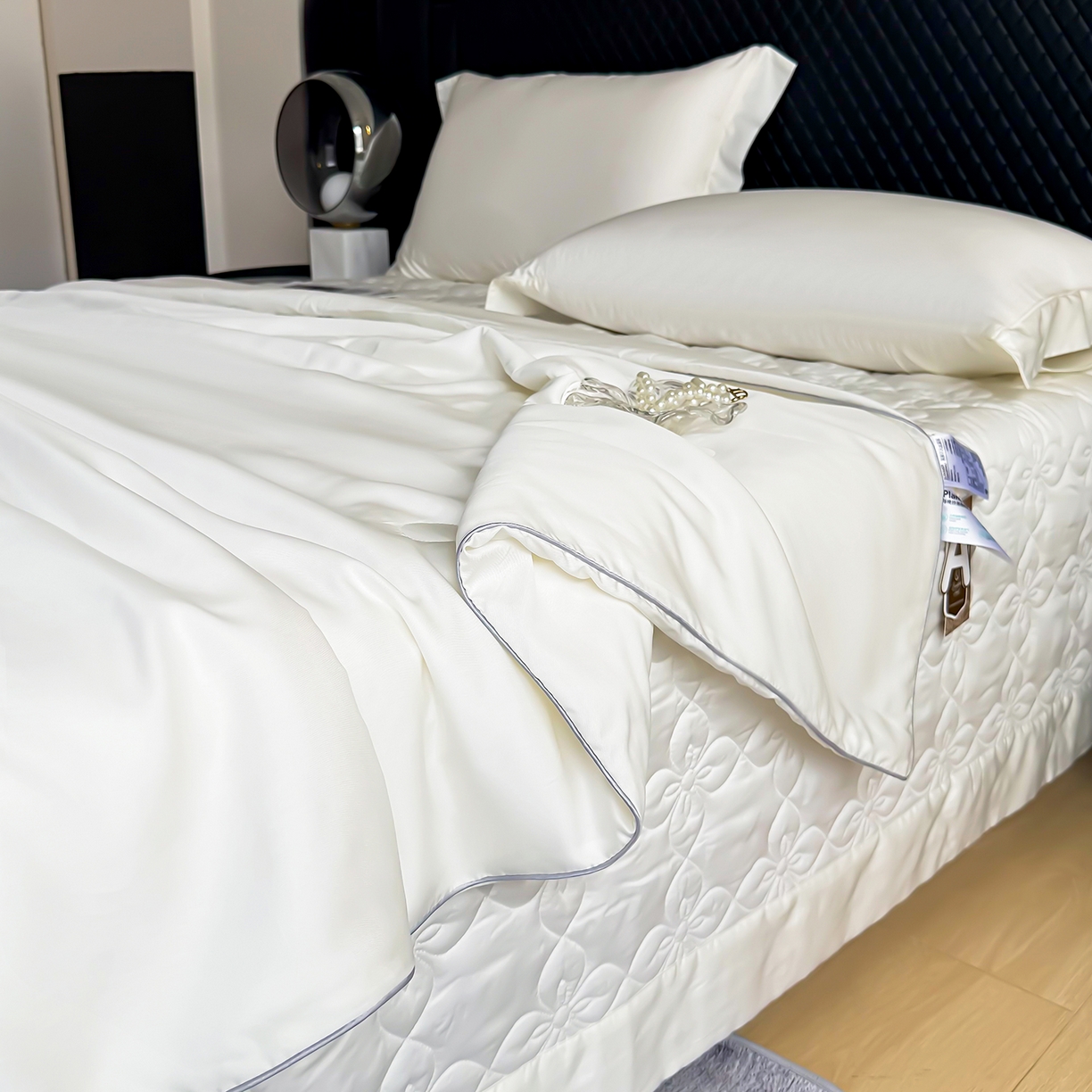 91家纺网 家纺一手货源 找家纺 三俏家纺 2026新款夏被100%莱赛尔天丝纯色床盖款夏被四件套60支天丝夏凉被 米白色