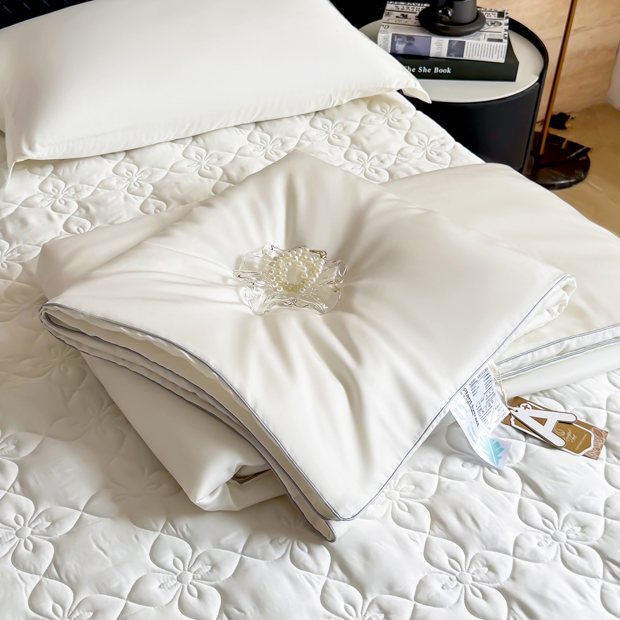 91家纺网 家纺一手货源 找家纺 三俏家纺 2026新款夏被100%莱赛尔天丝纯色床盖款夏被四件套60支天丝夏凉被 米白色