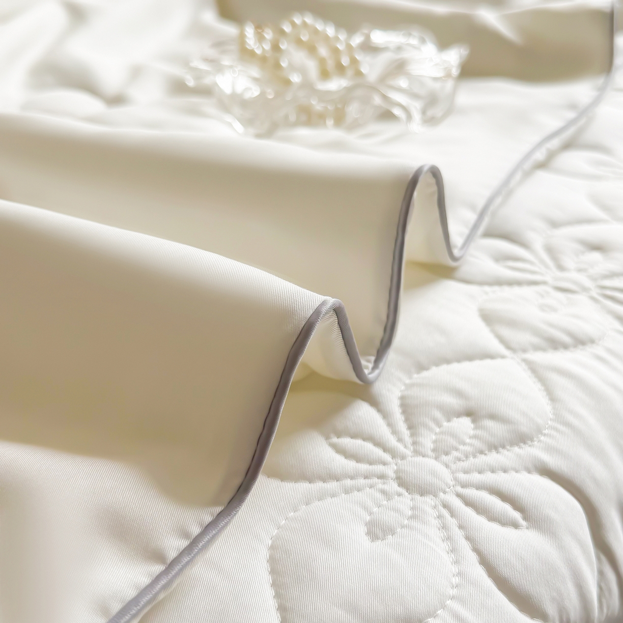 91家纺网 家纺一手货源 找家纺 三俏家纺 2026新款夏被100%莱赛尔天丝纯色床盖款夏被四件套60支天丝夏凉被 米白色