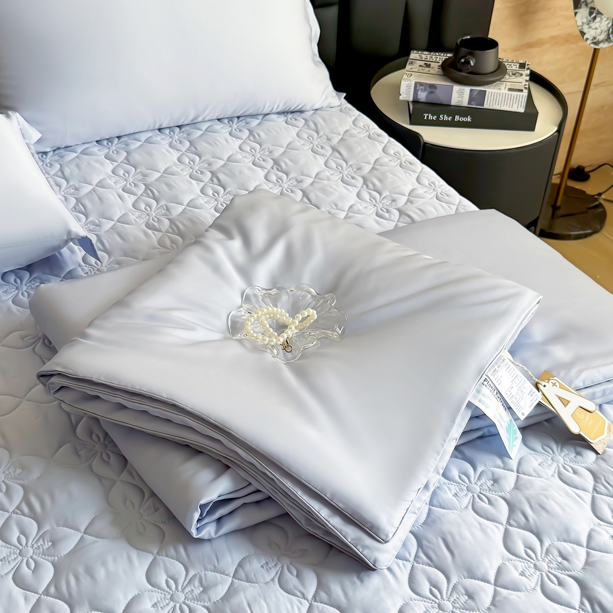 91家纺网 家纺一手货源 找家纺 三俏家纺 2026新款夏被100%莱赛尔天丝纯色床盖款夏被四件套60支天丝夏凉被 雾霾蓝