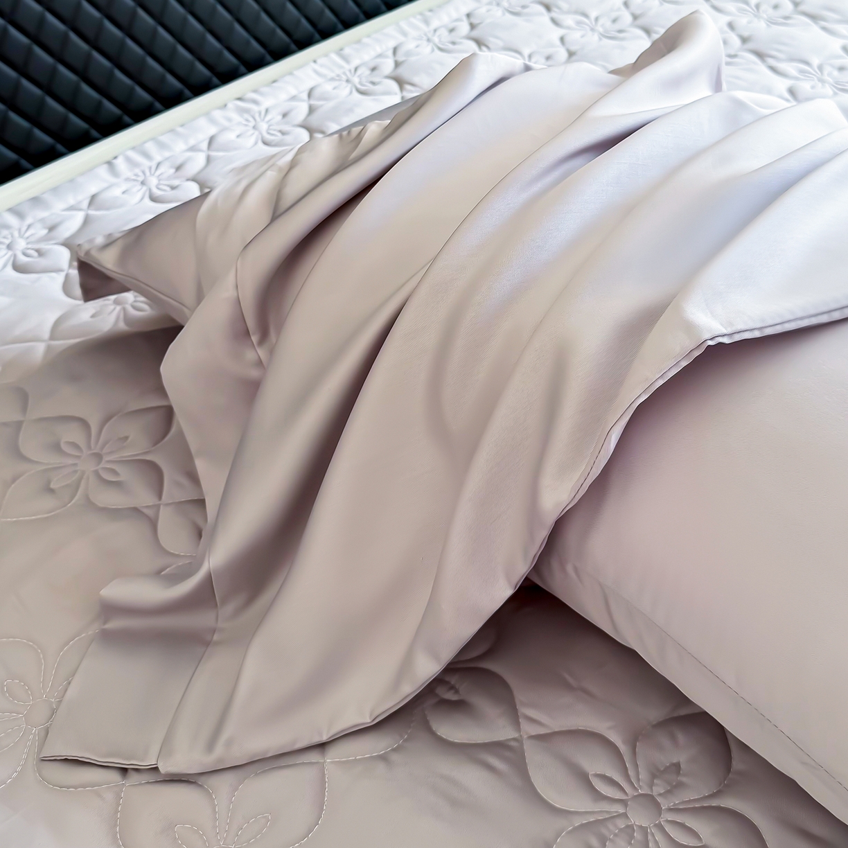 91家纺网 家纺一手货源 找家纺 三俏家纺 2026新款夏被100%莱赛尔天丝纯色床盖款夏被四件套60支天丝夏凉被 香芋紫