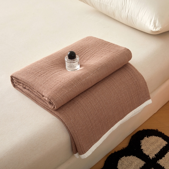 91家纺网 家纺一手货源 找家纺 卡奥家纺 2026新款全棉水洗三层纱盖毯-初见 初见-咖