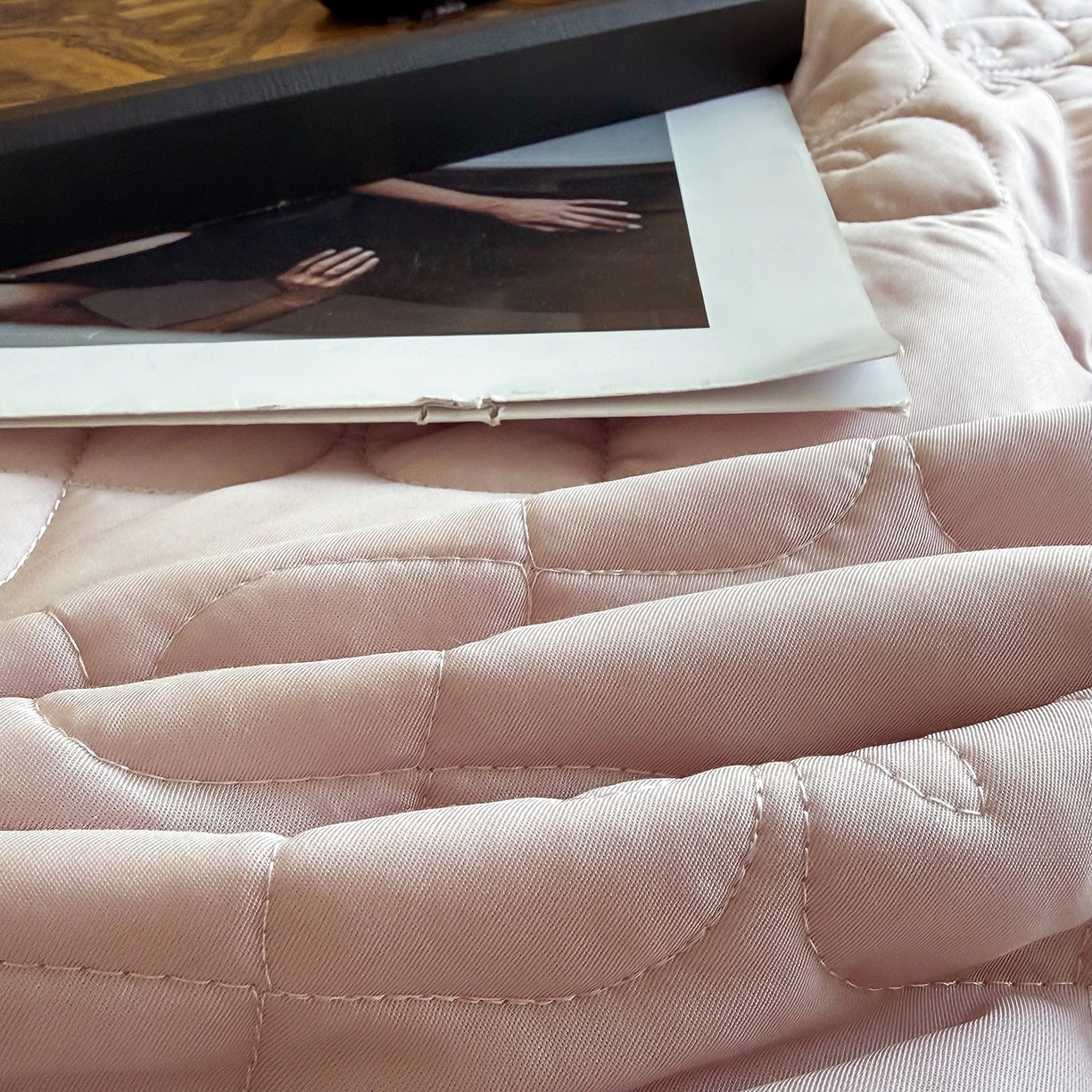 91家纺网 家纺一手货源 找家纺 三俏家纺 2026新款60支双面天丝床盖纯色 裸粉色