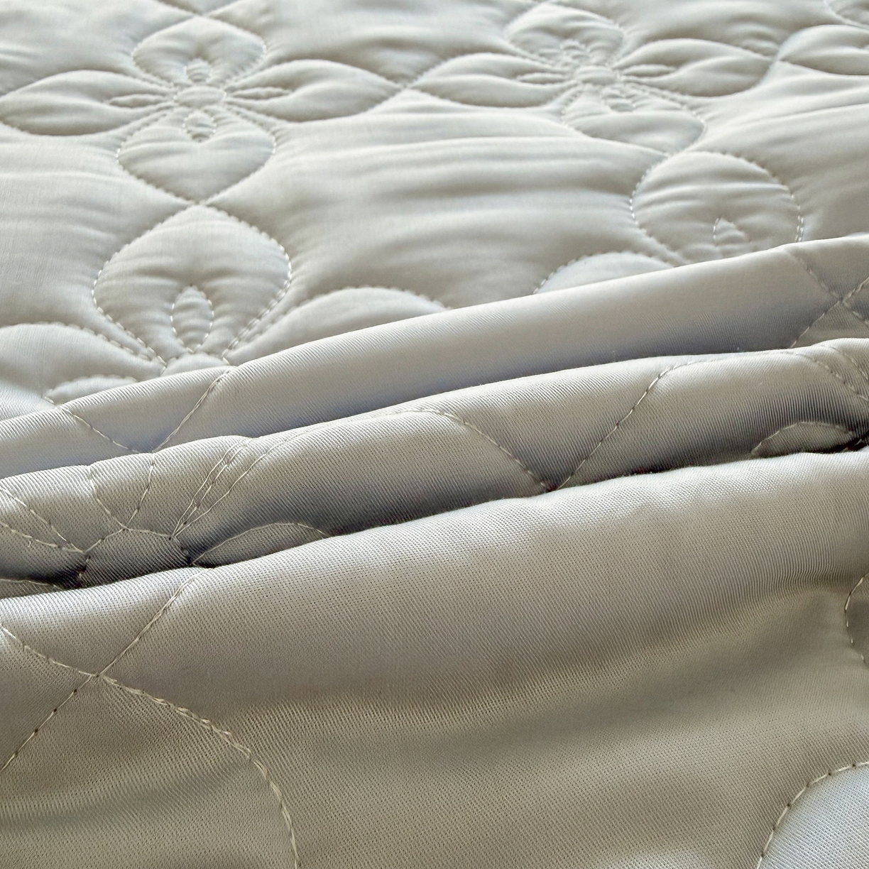 91家纺网 家纺一手货源 找家纺 三俏家纺 2026新款60支双面天丝床盖纯色 浅灰色