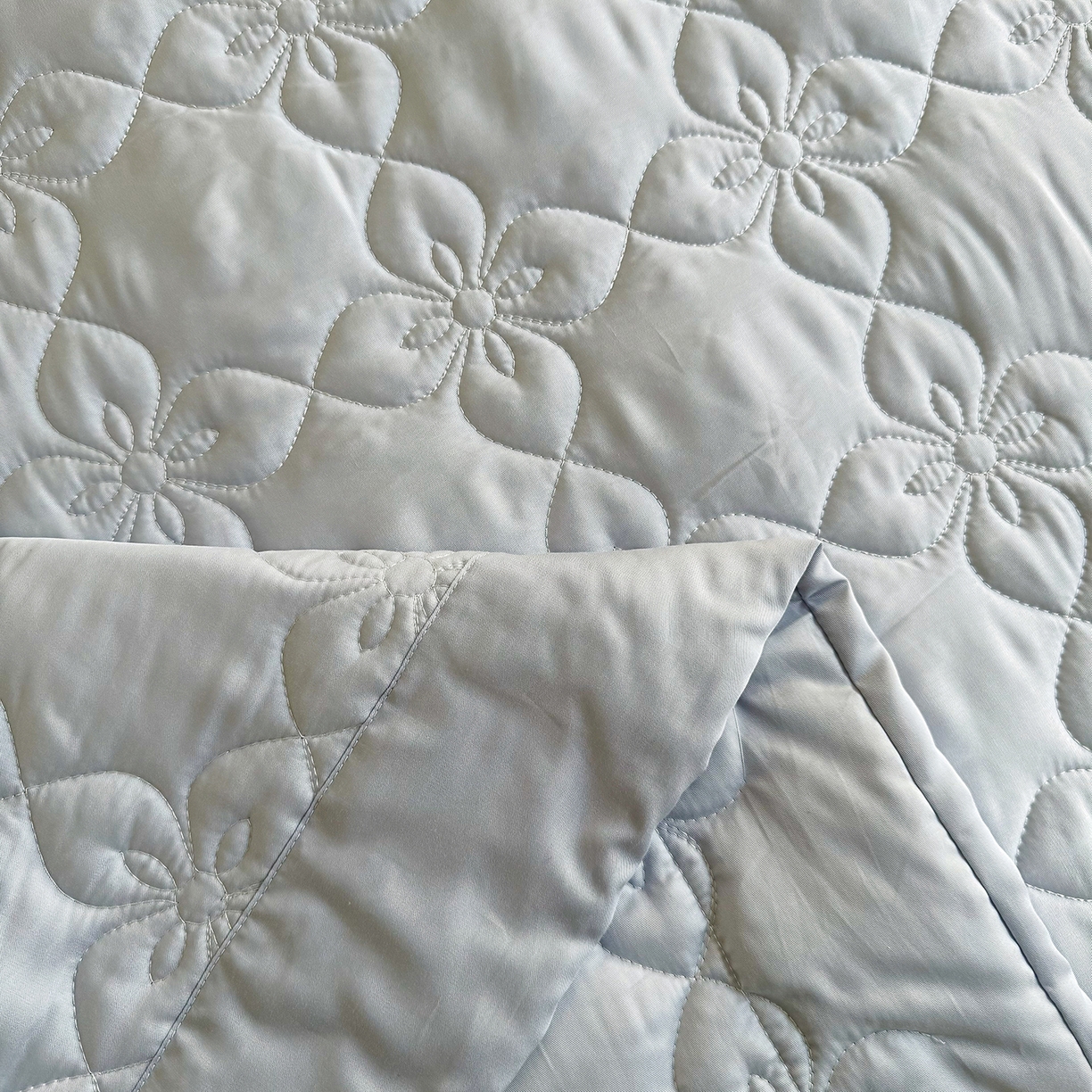 91家纺网 家纺一手货源 找家纺 三俏家纺 2026新款60支双面天丝床盖纯色 浅灰色