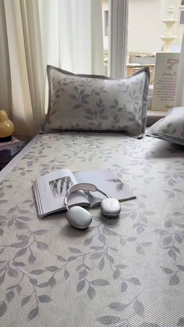 91家纺网 家纺一手货源 找家纺 川悦生活 2026新款时尚数码印花冰藤席 叶雨-银沐