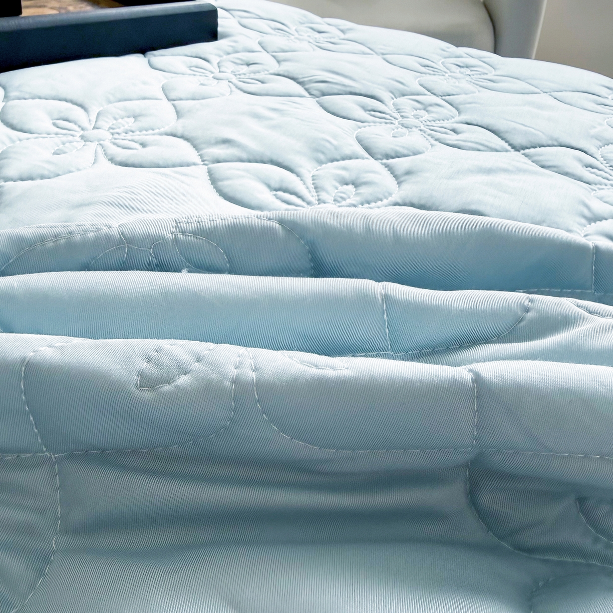 91家纺网 家纺一手货源 找家纺 三俏家纺 2026新款60支双面天丝床盖纯色 浅青蓝