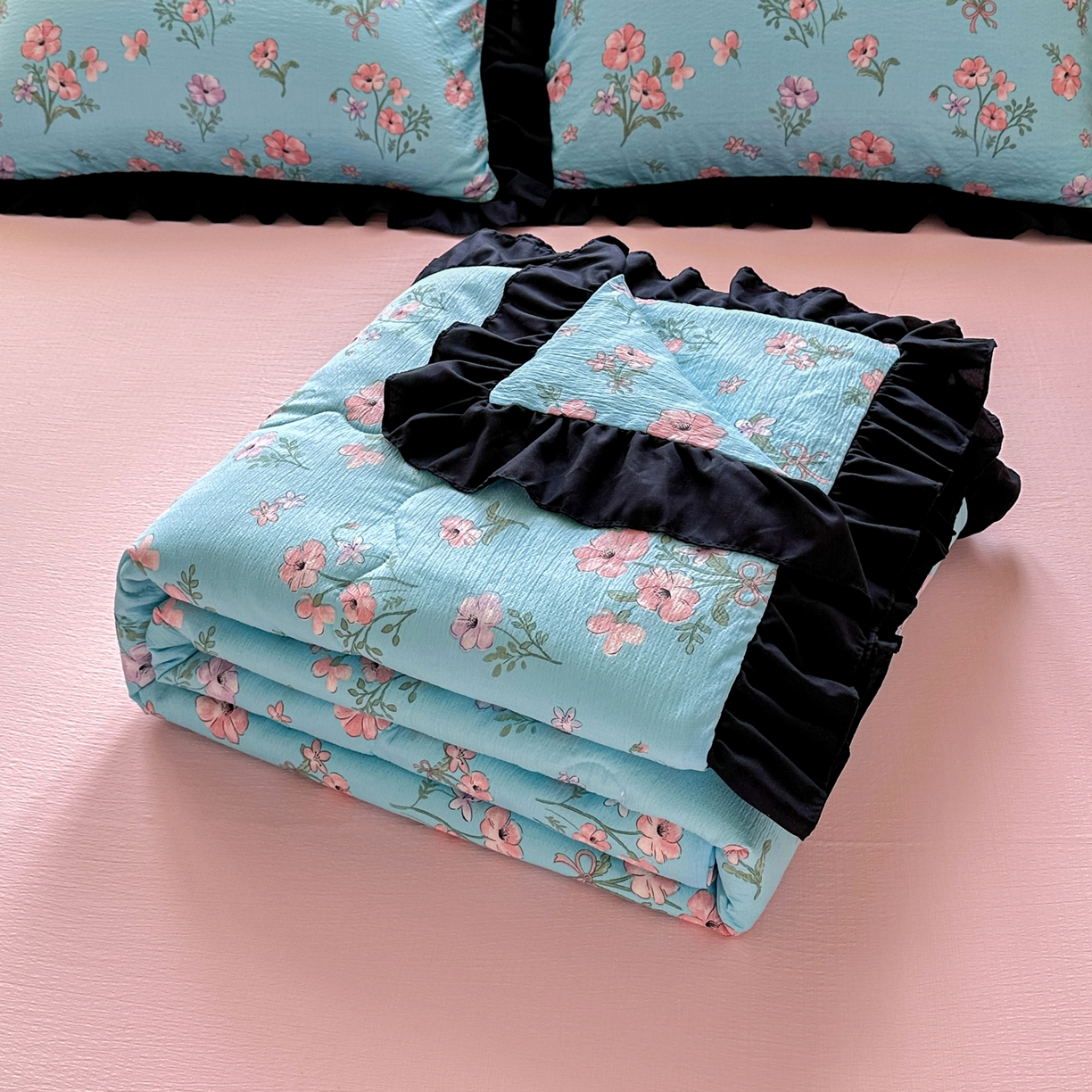 91家纺网 家纺一手货源 找家纺 优卡迪家纺馆 2026新款皱皱棉黑花边夏被四件套下载文件包含买家秀 泡沫之夏(花边款)