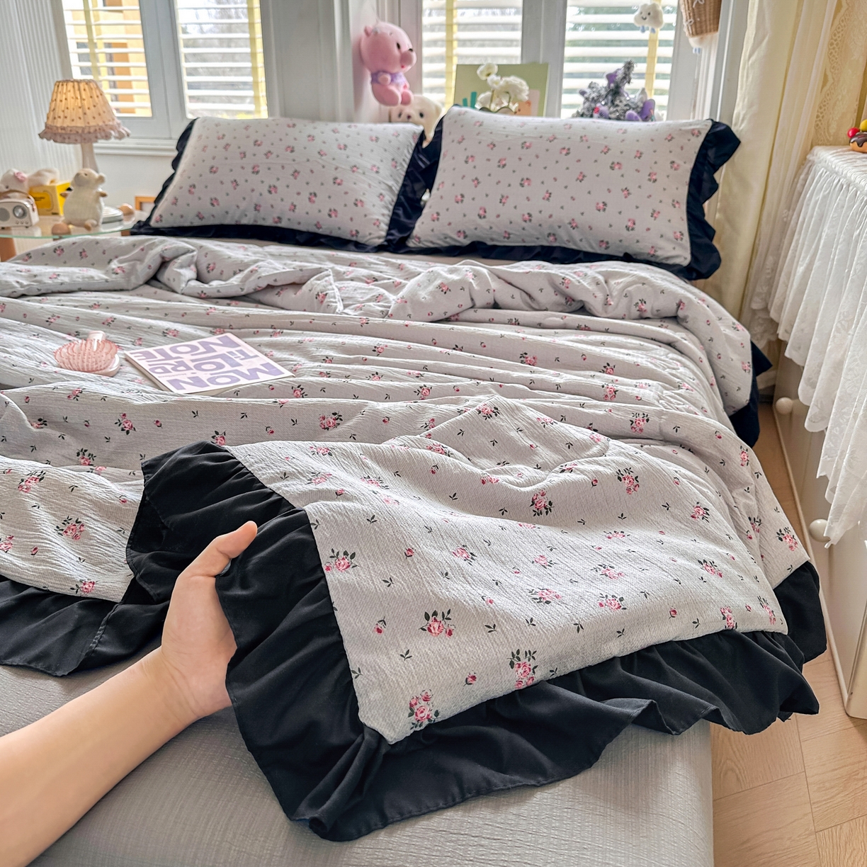 91家纺网 家纺一手货源 找家纺 优卡迪家纺馆 2026新款皱皱棉黑花边夏被四件套下载文件包含买家秀 花园日记(花边款)