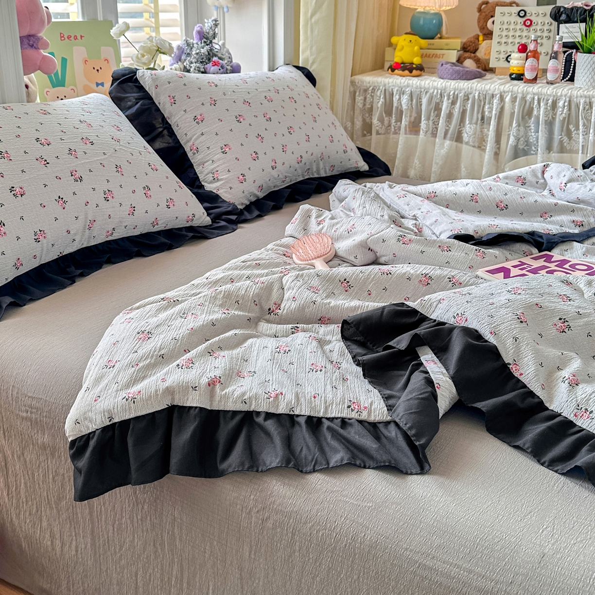 91家纺网 家纺一手货源 找家纺 优卡迪家纺馆 2026新款皱皱棉黑花边夏被四件套下载文件包含买家秀 花园日记(花边款)