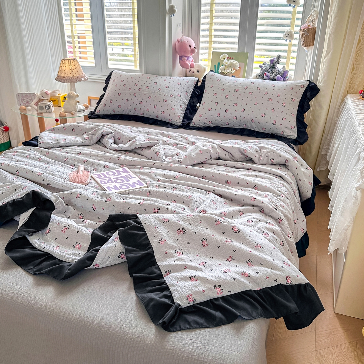 91家纺网 家纺一手货源 找家纺 优卡迪家纺馆 2026新款皱皱棉黑花边夏被四件套下载文件包含买家秀 花园日记(花边款)