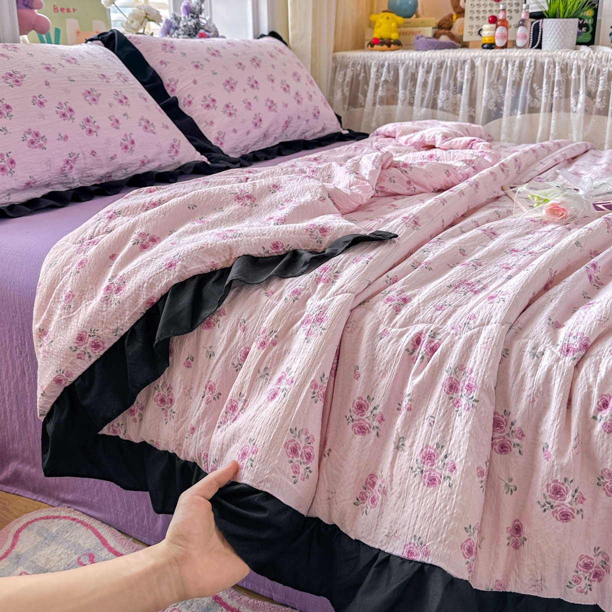 91家纺网 家纺一手货源 找家纺 优卡迪家纺馆 2026新款皱皱棉黑花边夏被四件套下载文件包含买家秀 午后甜梦(花边款)