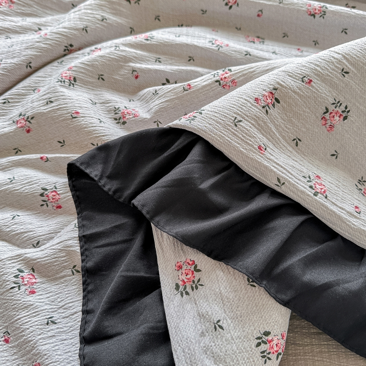 91家纺网 家纺一手货源 找家纺 优卡迪家纺馆 2026新款皱皱棉黑花边夏被四件套下载文件包含买家秀 花园日记(花边款)