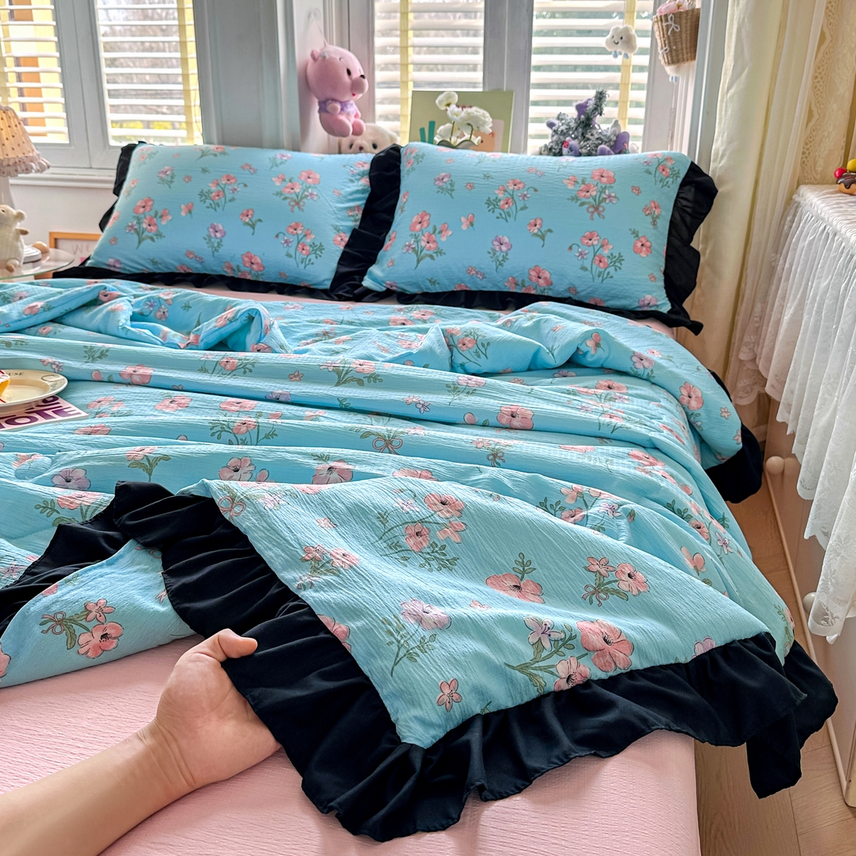 91家纺网 家纺一手货源 找家纺 优卡迪家纺馆 2026新款皱皱棉黑花边夏被四件套下载文件包含买家秀 泡沫之夏(花边款)