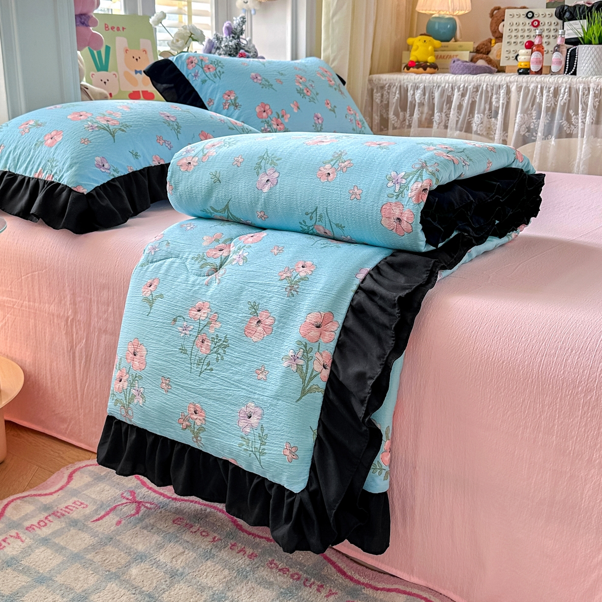 91家纺网 家纺一手货源 找家纺 优卡迪家纺馆 2026新款皱皱棉黑花边夏被四件套下载文件包含买家秀 泡沫之夏(花边款)