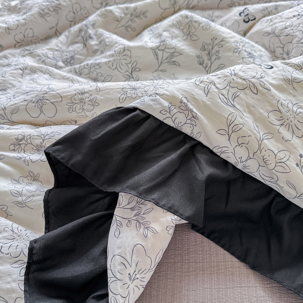 91家纺网 家纺一手货源 找家纺 优卡迪家纺馆 2026新款皱皱棉黑花边夏被四件套下载文件包含买家秀 雨蝶(花边款)