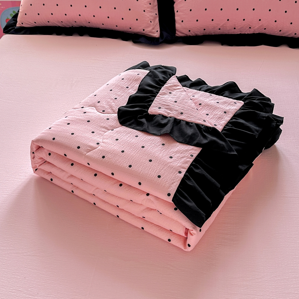 91家纺网 家纺一手货源 找家纺 优卡迪家纺馆 2026新款皱皱棉黑花边夏被四件套下载文件包含买家秀 波点生活-粉(花边款)