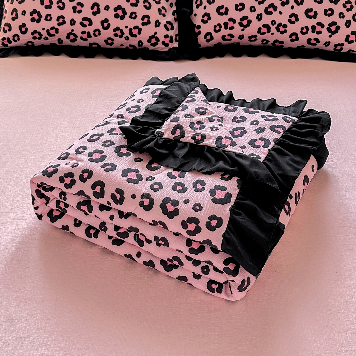 91家纺网 家纺一手货源 找家纺 优卡迪家纺馆 2026新款皱皱棉黑花边夏被四件套下载文件包含买家秀 云影星斑-粉(花边款)