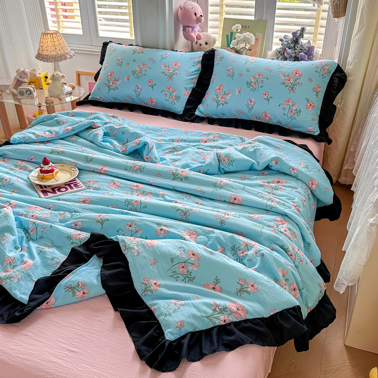 91家纺网 家纺一手货源 找家纺 优卡迪家纺馆 2026新款皱皱棉黑花边夏被四件套下载文件包含买家秀 泡沫之夏(花边款)