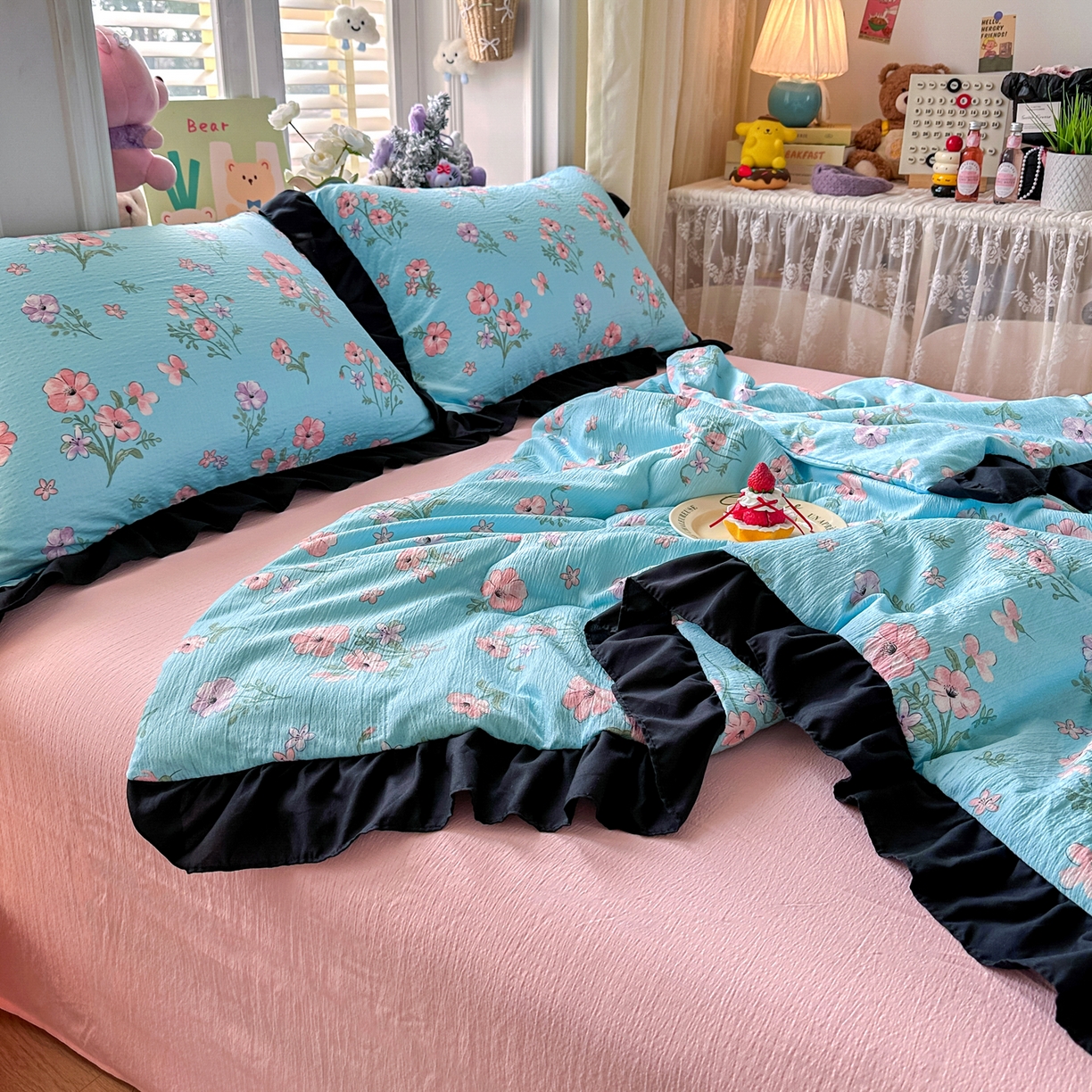 91家纺网 家纺一手货源 找家纺 优卡迪家纺馆 2026新款皱皱棉黑花边夏被四件套下载文件包含买家秀 泡沫之夏(花边款)