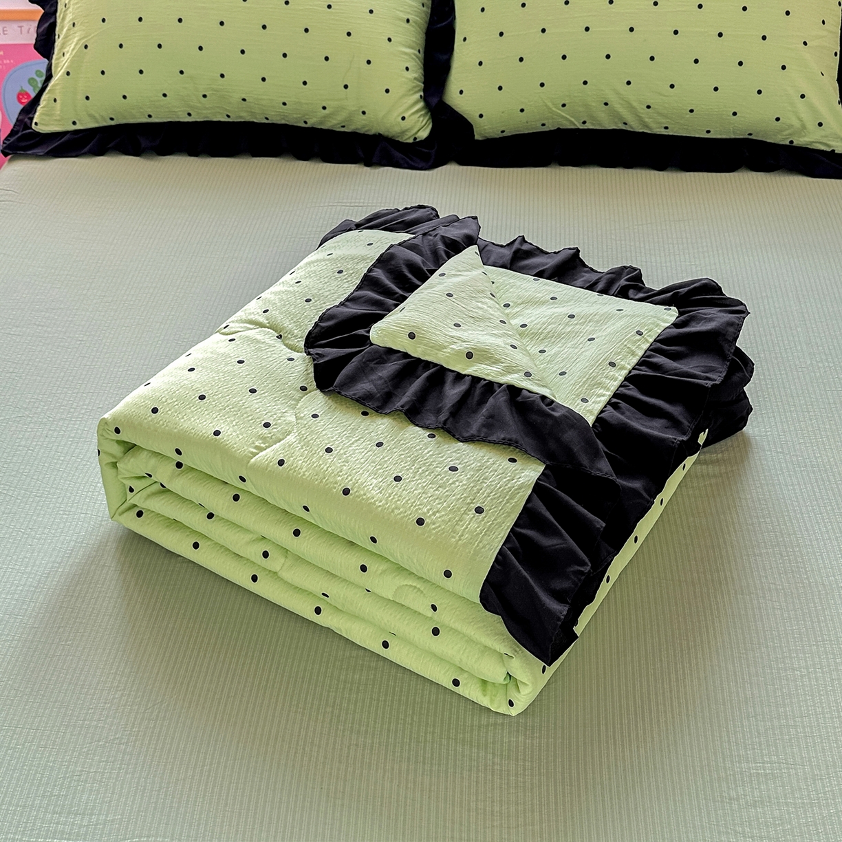 91家纺网 家纺一手货源 找家纺 优卡迪家纺馆 2026新款皱皱棉黑花边夏被四件套下载文件包含买家秀 波点生活-绿(花边款)