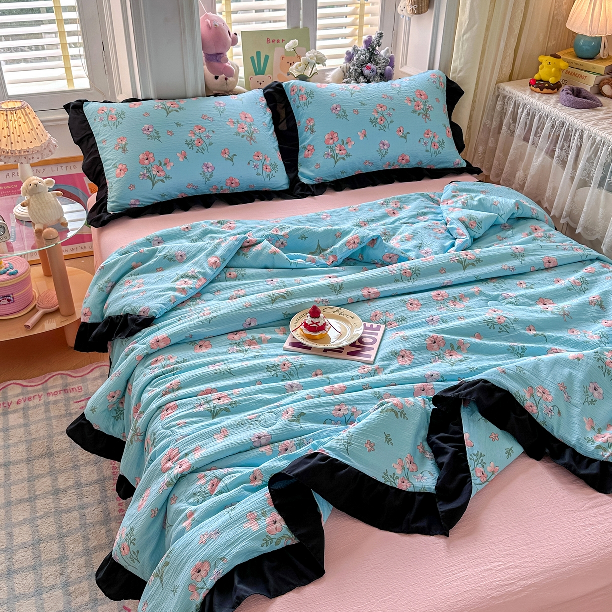 91家纺网 家纺一手货源 找家纺 优卡迪家纺馆 2026新款皱皱棉黑花边夏被四件套下载文件包含买家秀 泡沫之夏(花边款)