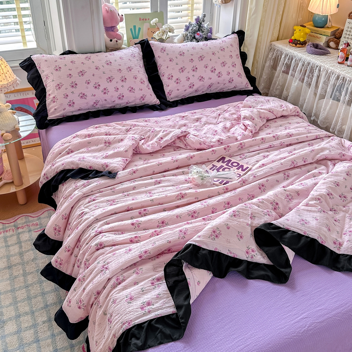 91家纺网 家纺一手货源 找家纺 优卡迪家纺馆 2026新款皱皱棉黑花边夏被四件套下载文件包含买家秀 午后甜梦(花边款)