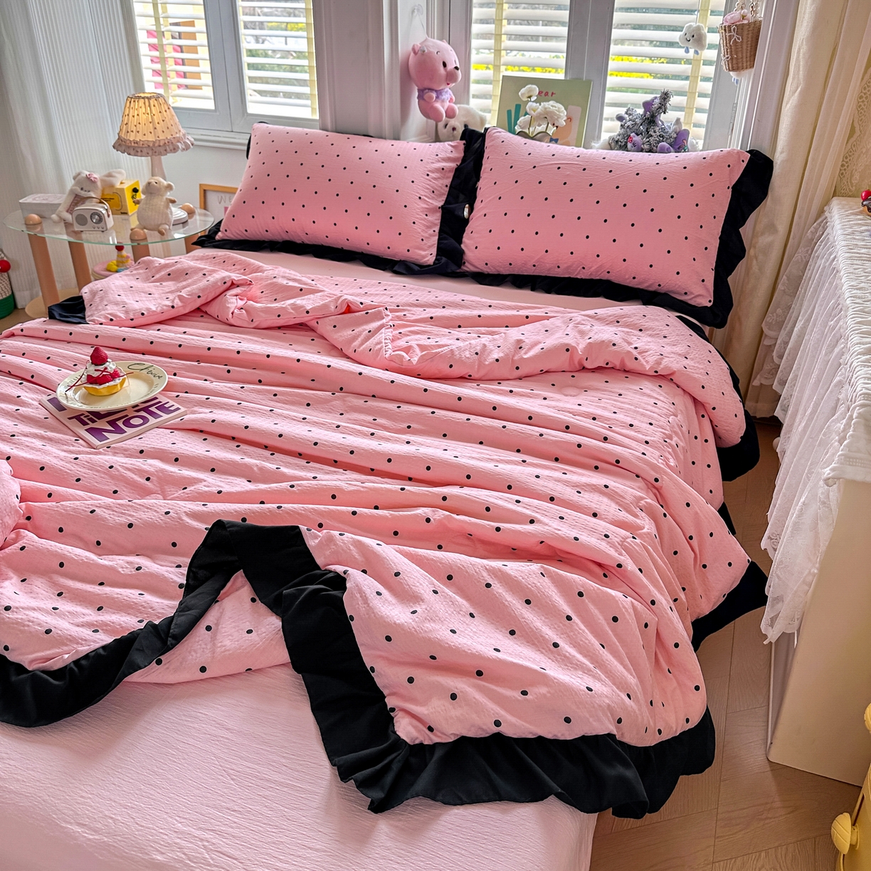 91家纺网 家纺一手货源 找家纺 优卡迪家纺馆 2026新款皱皱棉黑花边夏被四件套下载文件包含买家秀 波点生活-粉(花边款)