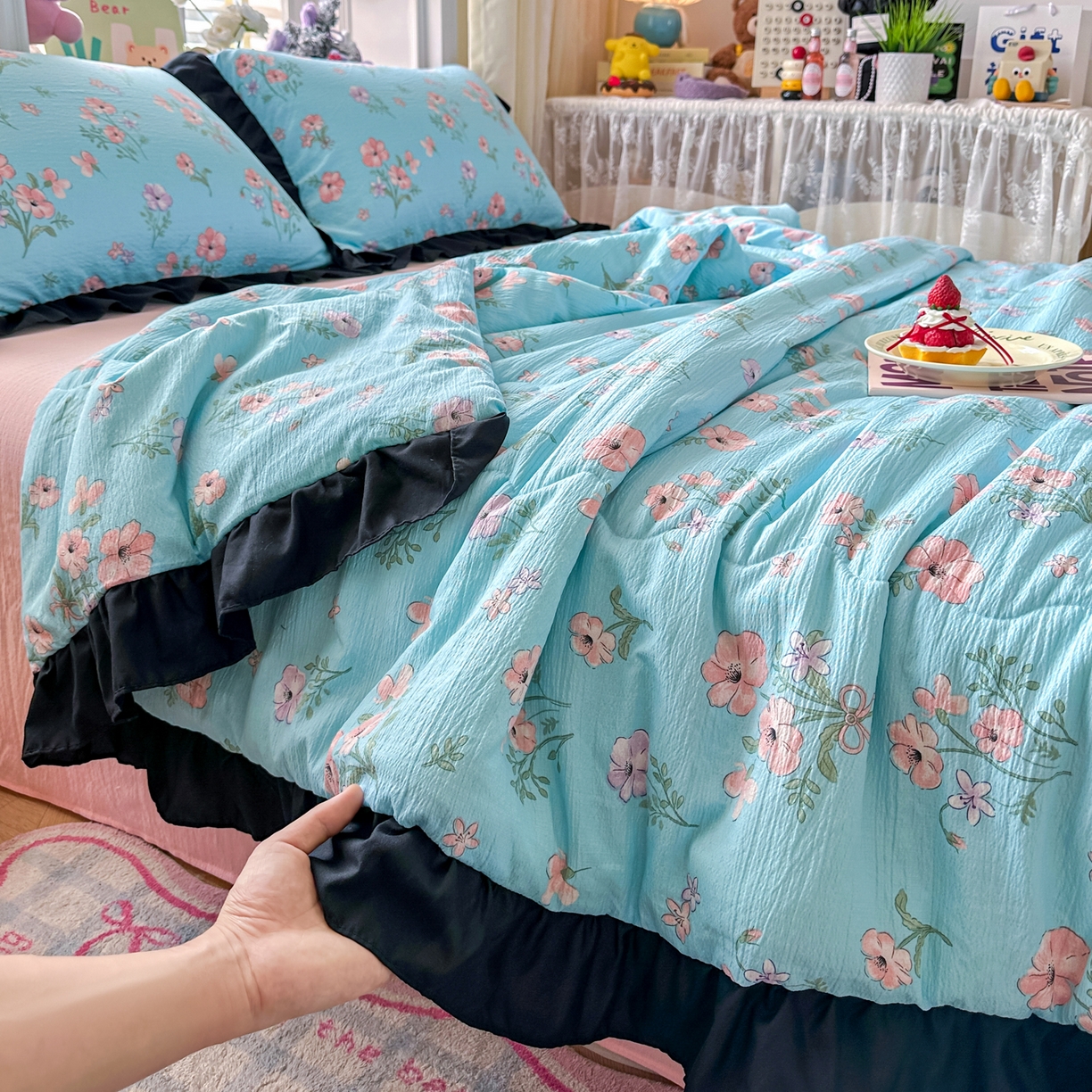 91家纺网 家纺一手货源 找家纺 优卡迪家纺馆 2026新款皱皱棉黑花边夏被四件套下载文件包含买家秀 泡沫之夏(花边款)