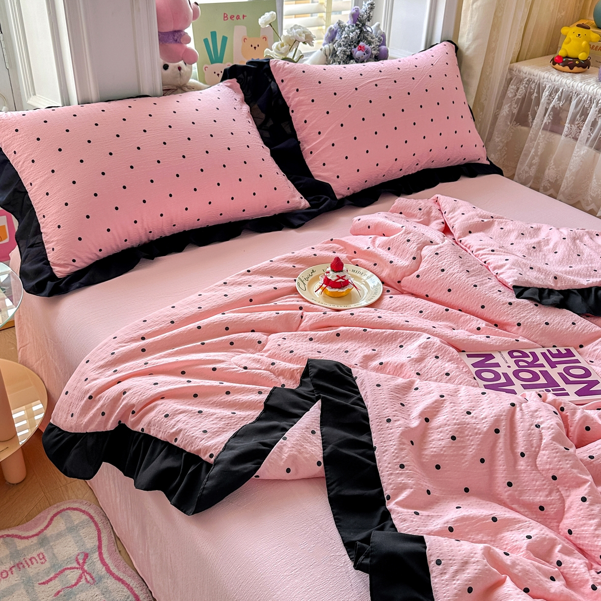 91家纺网 家纺一手货源 找家纺 优卡迪家纺馆 2026新款皱皱棉黑花边夏被四件套下载文件包含买家秀 波点生活-粉(花边款)