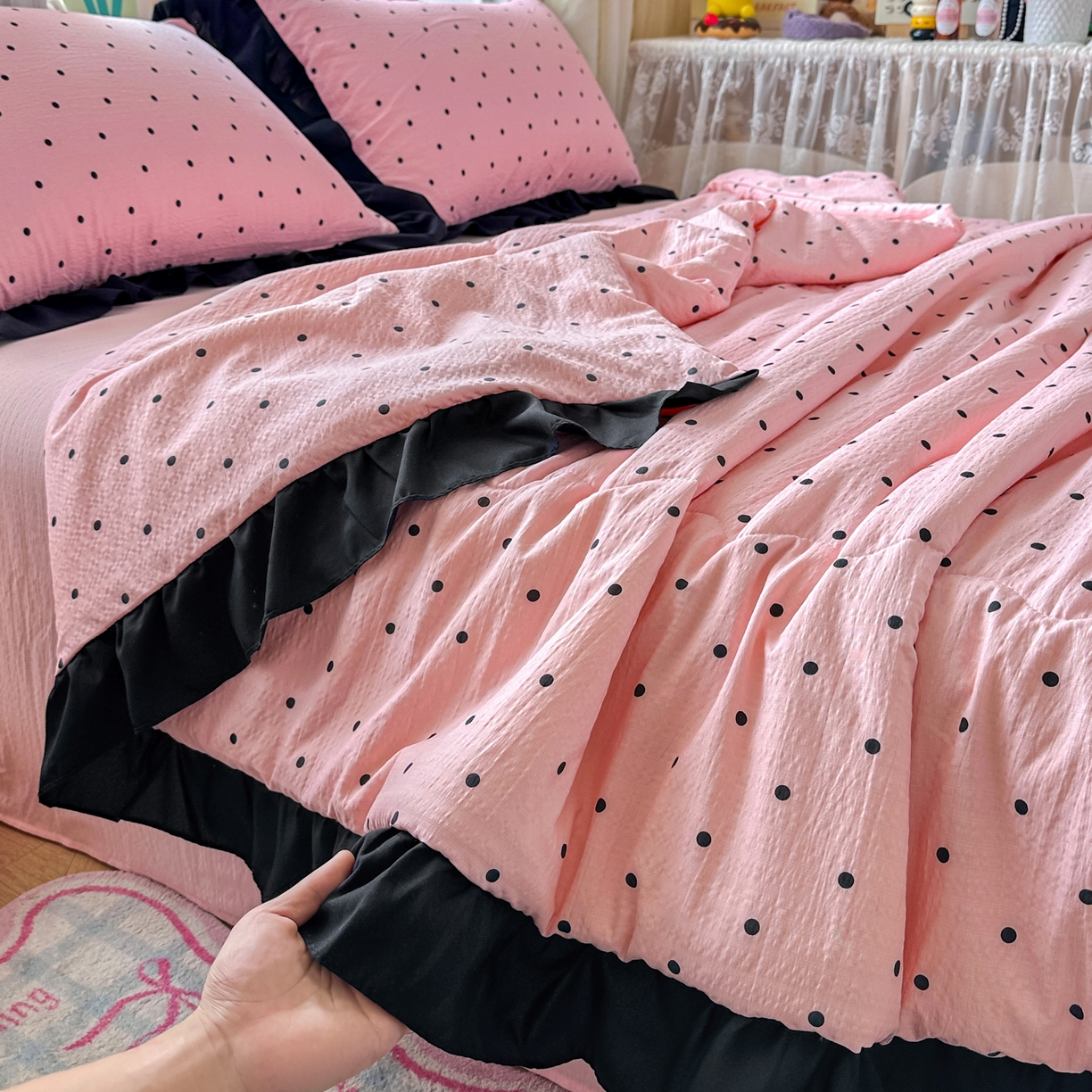 91家纺网 家纺一手货源 找家纺 优卡迪家纺馆 2026新款皱皱棉黑花边夏被四件套下载文件包含买家秀 波点生活-粉(花边款)