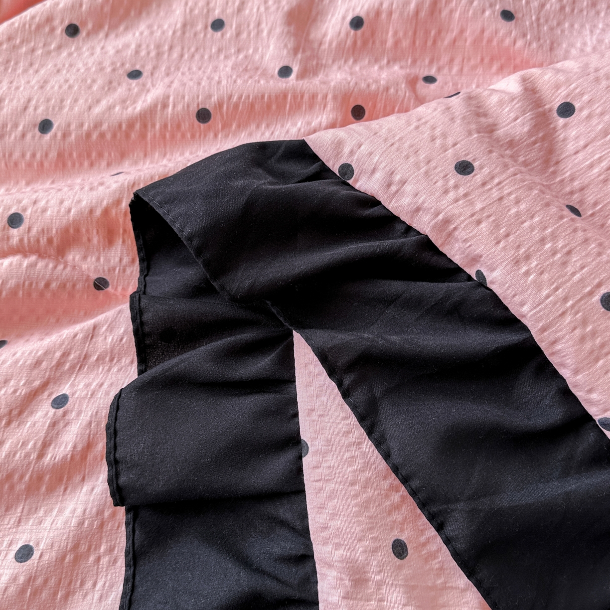 91家纺网 家纺一手货源 找家纺 优卡迪家纺馆 2026新款皱皱棉黑花边夏被四件套下载文件包含买家秀 波点生活-粉(花边款)