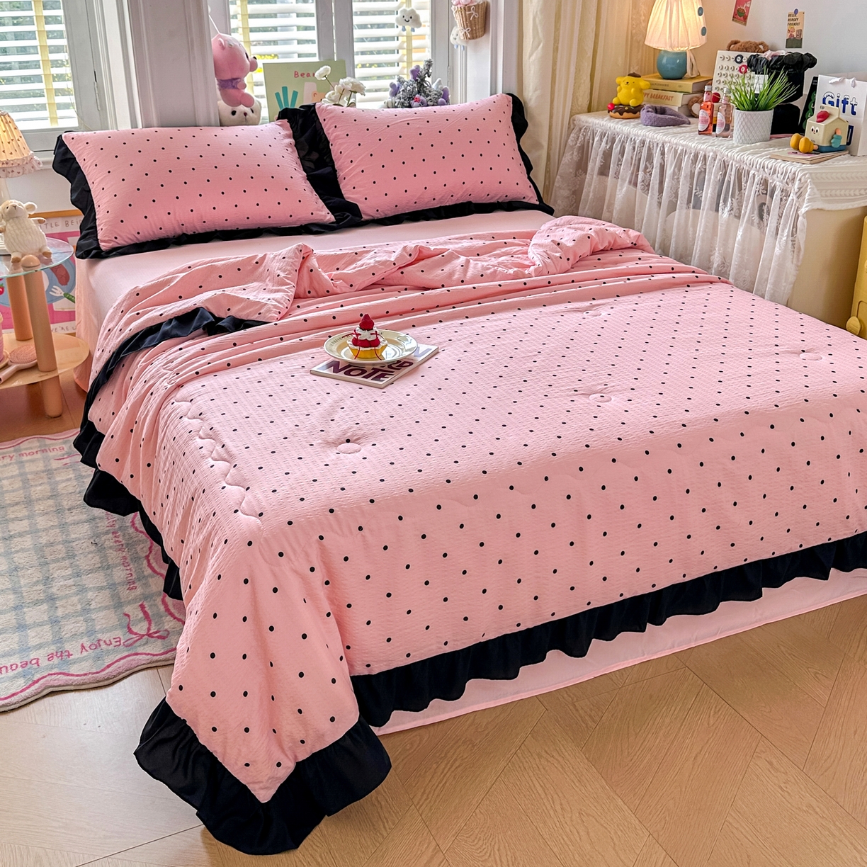 91家纺网 家纺一手货源 找家纺 优卡迪家纺馆 2026新款皱皱棉黑花边夏被四件套下载文件包含买家秀 波点生活-粉(花边款)