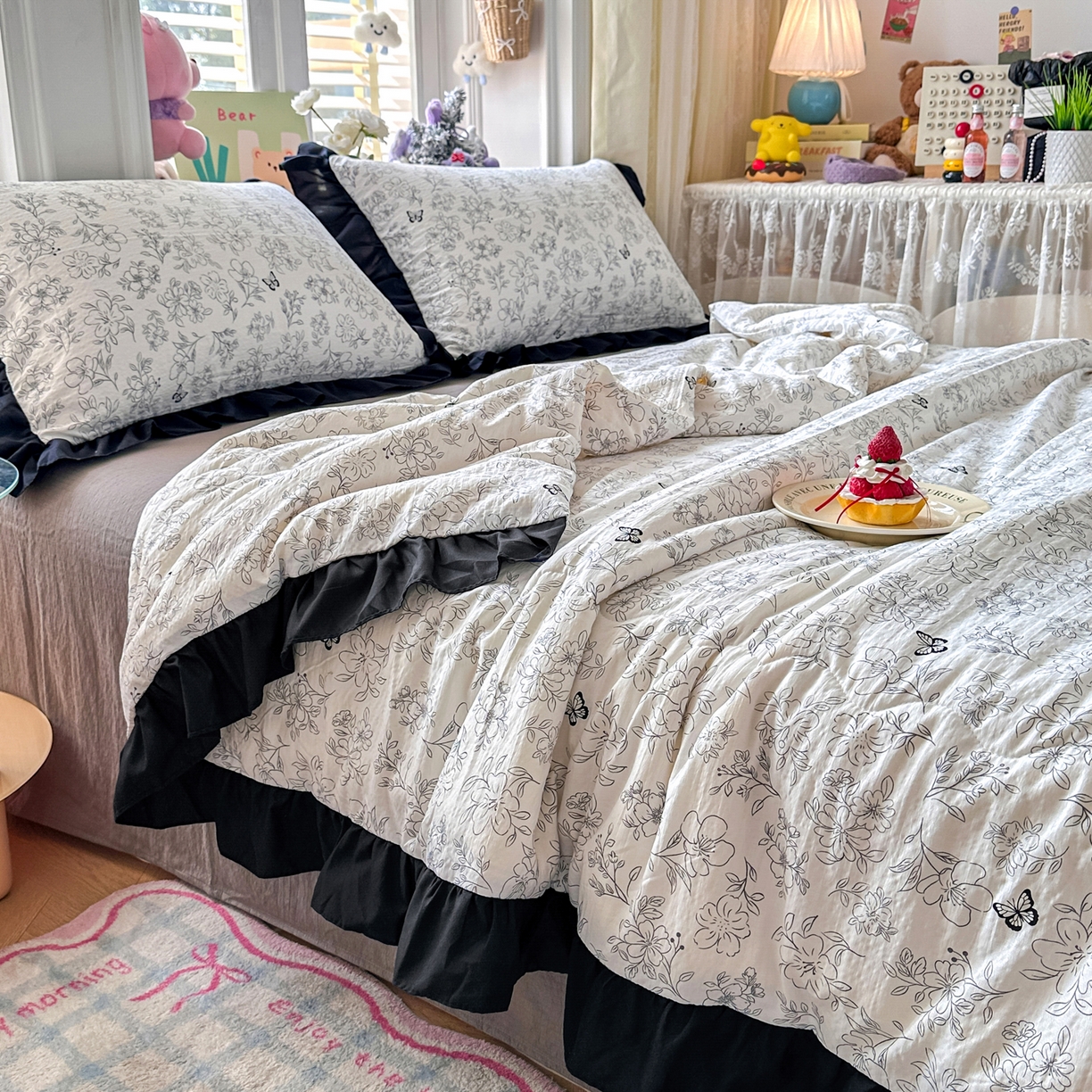 91家纺网 家纺一手货源 找家纺 优卡迪家纺馆 2026新款皱皱棉黑花边夏被四件套下载文件包含买家秀 雨蝶(花边款)