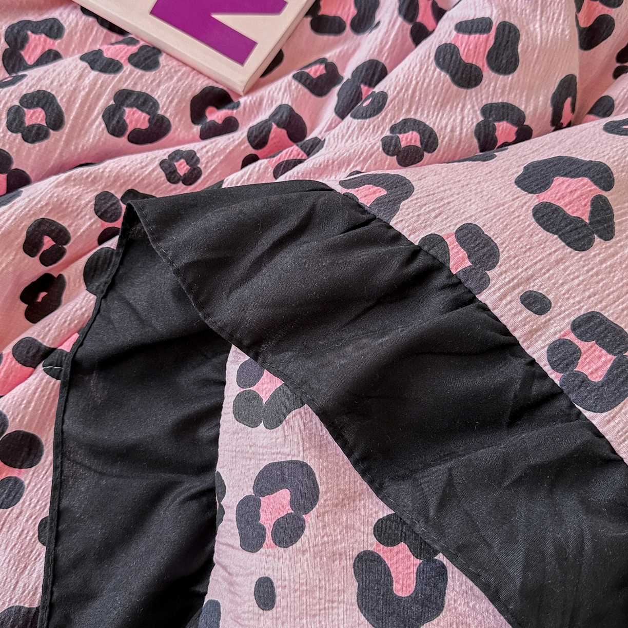 91家纺网 家纺一手货源 找家纺 优卡迪家纺馆 2026新款皱皱棉黑花边夏被四件套下载文件包含买家秀 云影星斑-粉(花边款)