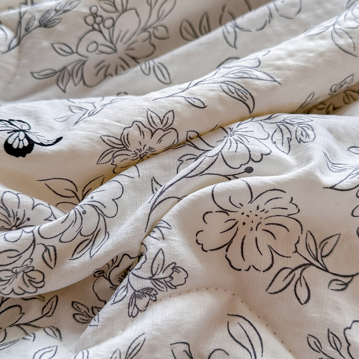 91家纺网 家纺一手货源 找家纺 优卡迪家纺馆 2026新款皱皱棉黑花边夏被四件套下载文件包含买家秀 雨蝶(花边款)