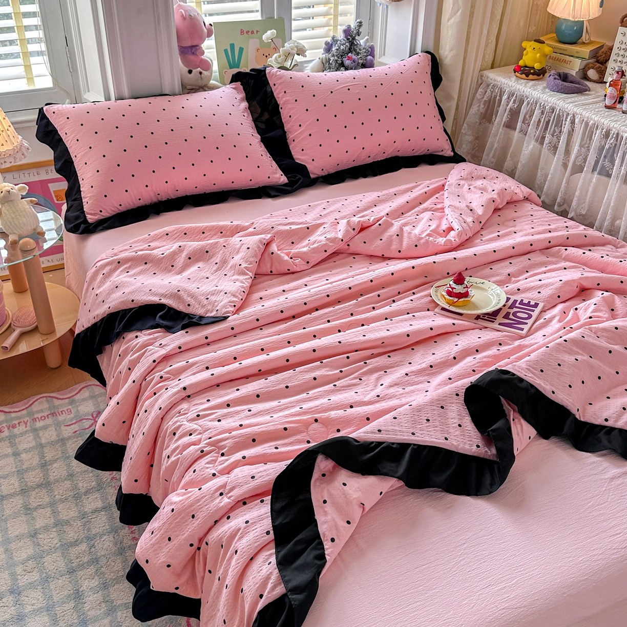 91家纺网 家纺一手货源 找家纺 优卡迪家纺馆 2026新款皱皱棉黑花边夏被四件套下载文件包含买家秀 波点生活-粉(花边款)