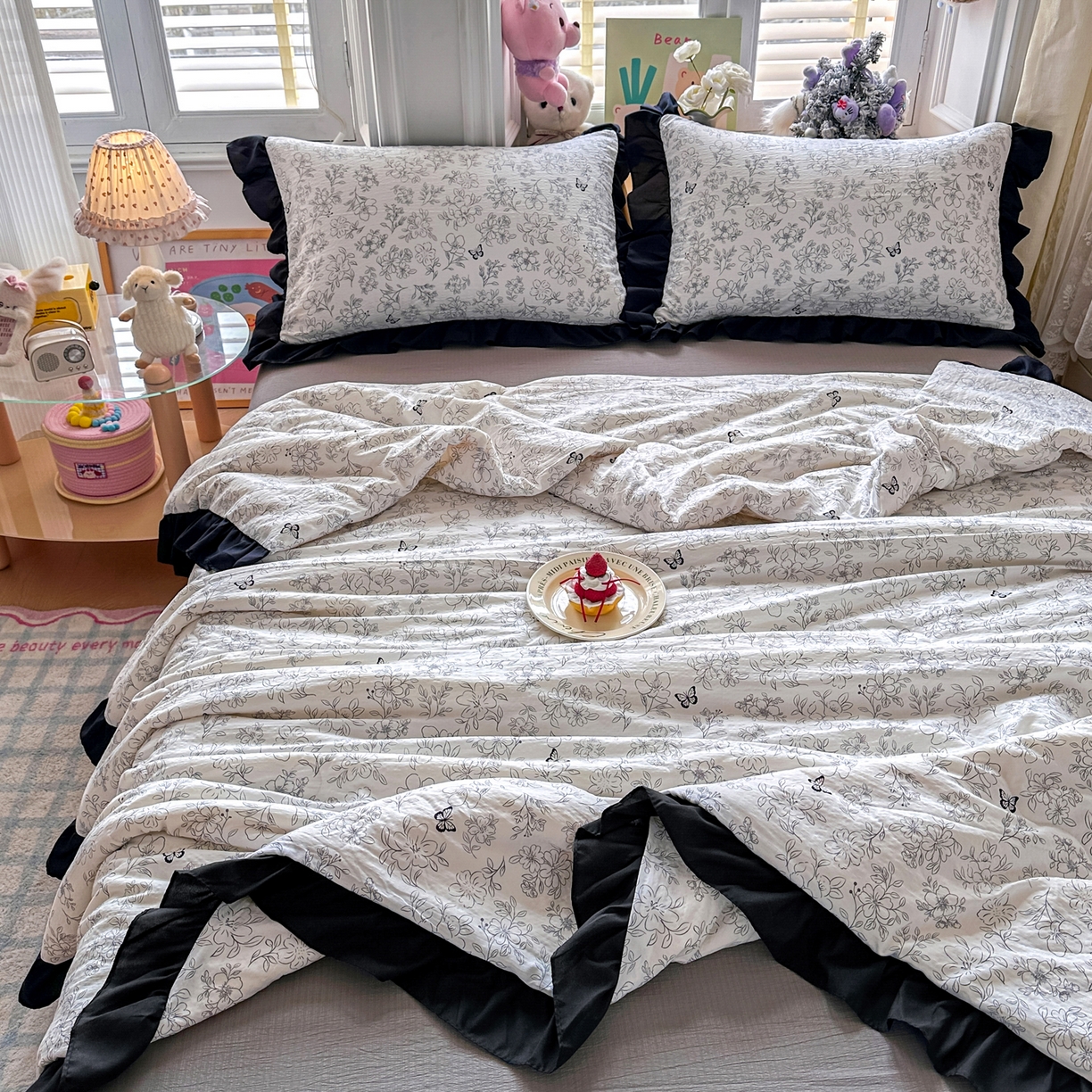 91家纺网 家纺一手货源 找家纺 优卡迪家纺馆 2026新款皱皱棉黑花边夏被四件套下载文件包含买家秀 雨蝶(花边款)