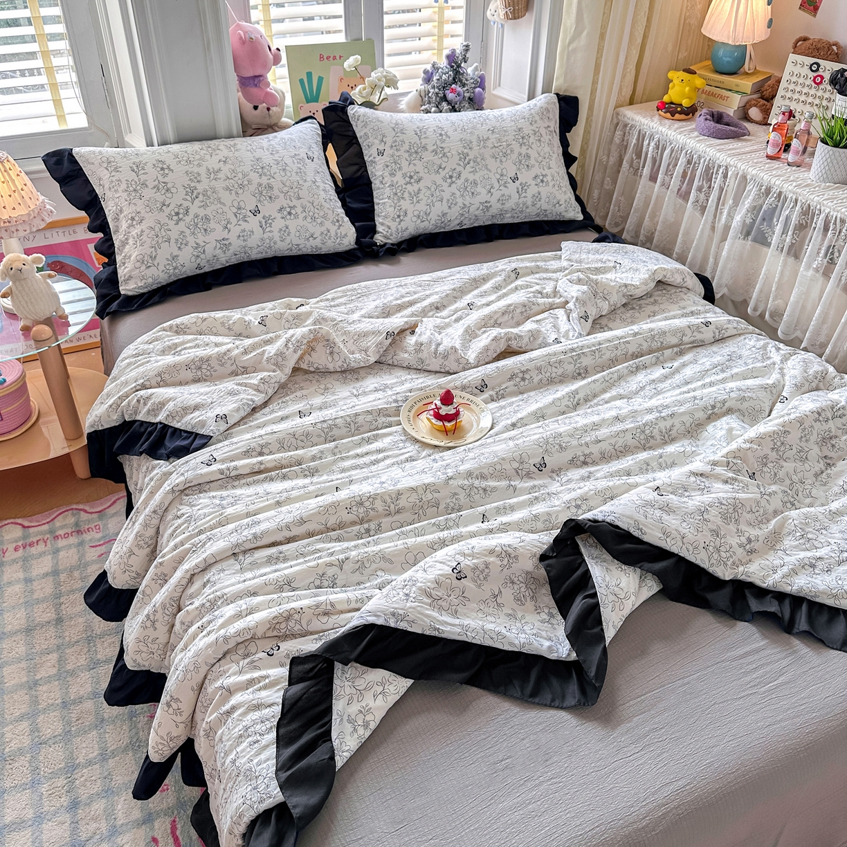 91家纺网 家纺一手货源 找家纺 优卡迪家纺馆 2026新款皱皱棉黑花边夏被四件套下载文件包含买家秀 雨蝶(花边款)