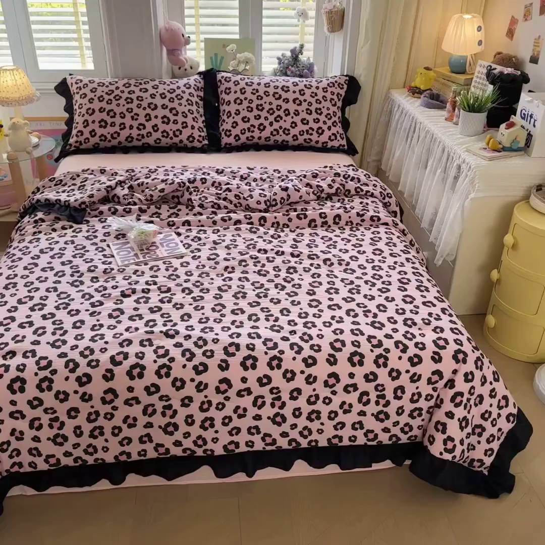 91家纺网 家纺一手货源 找家纺 优卡迪家纺馆 2026新款皱皱棉黑花边夏被四件套下载文件包含买家秀 云影星斑-粉(花边款)